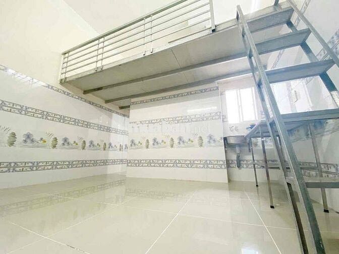 Phòng gác cao 2 mét gần Etown Cộng Hoà