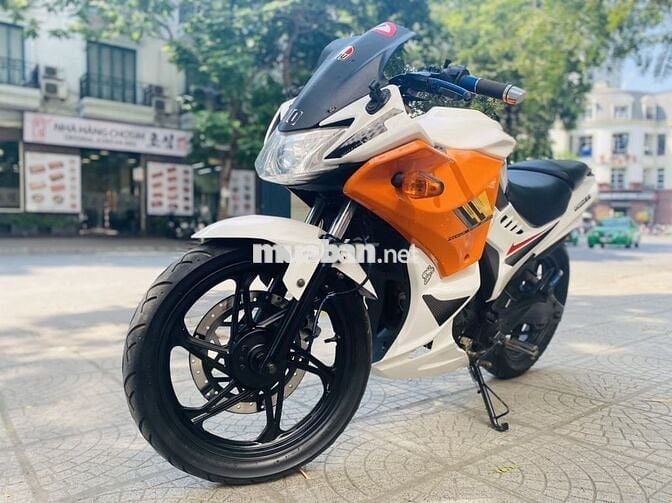 Xe máy màu Trắng Cam, chất liệu Kim loại Nhựa