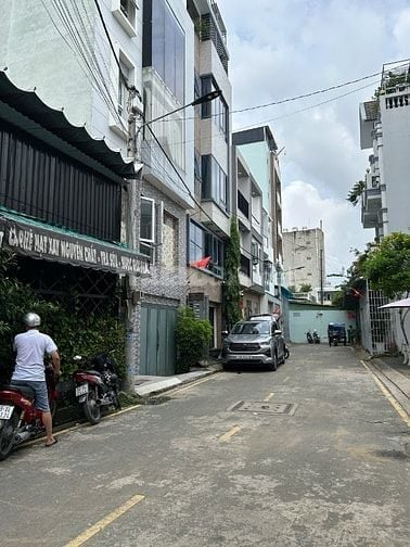 Nhà xây 3 tầng - DT 10 x 22.3m gần đường Nguyễn Gia Trí  bán 36.5 tỷ