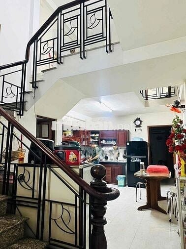 Nhà mặt tiền trệt 2 lầu 4*25; có sân đậu xe hơi tiện KD