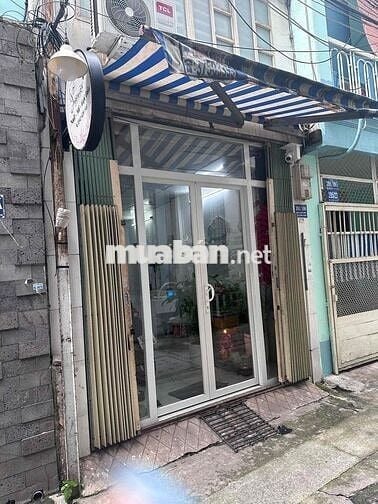 Sang mặt bằng không đầu tháng vào ở luôn ạ.