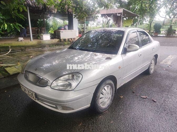 Ô tô Daewoo 5 chỗ màu bạc số sàn
