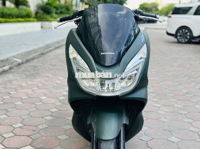 Xe máy Honda PCX màu xanh rêu, dùng xăng