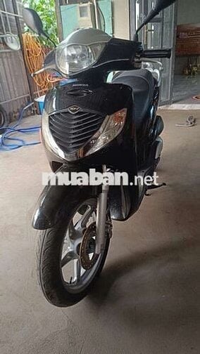 Xe máy Honda SH màu đen,