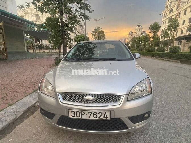 Ford Focus 2010 màu bạc
