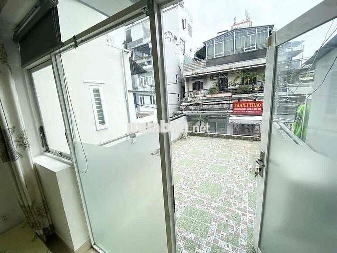 Phòng ban công ngay cầu Nguyễn Tri Phương