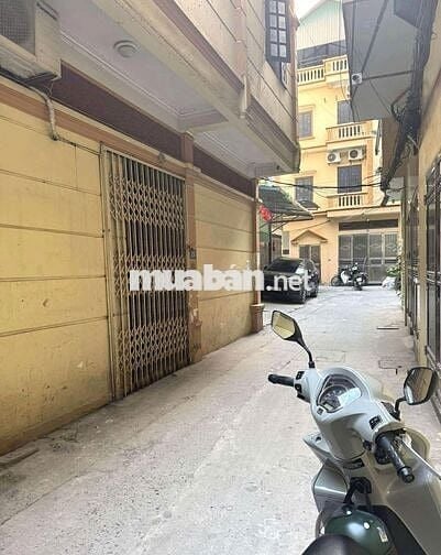 BÁN ĐẤT TẶNG NHÀ CẤP 4, NGÕ Ô TÔ DỪNG ĐỖ VÀO NHÀ, MẤY BƯỚC RA NGỌC HỒI