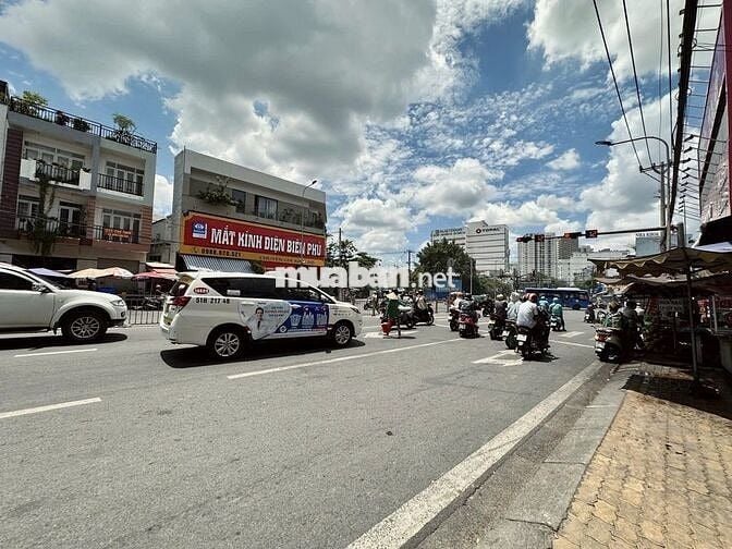 Khuôn đất vàng kinh doanh 695m² ngay chợ Nguyễn Xí - 5 tầng - 80 tỷ.