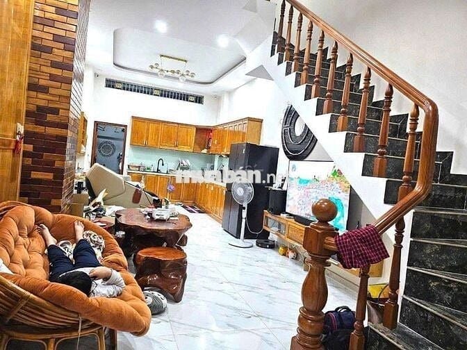 NHÀ ĐẸP MỚI TRỆT LẦU, 2PN, SÂN ĐẬU XE HƠI, NỘI THẤT. GẦN CẦU BẾN PHÂN