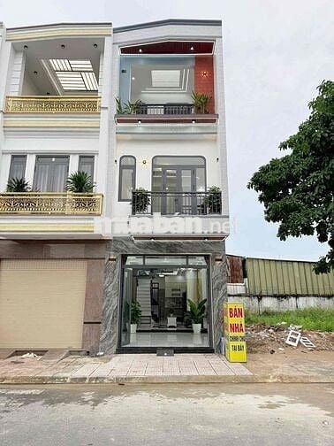 bánd nhà 1 trệt 2 tầng lầu. tặng phun nội thât