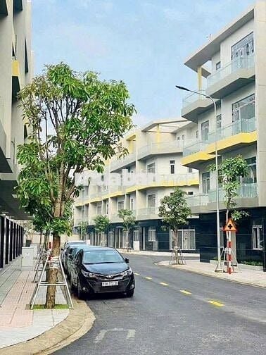Nhà Phố Bcons Uni Valley diện tích 60m2 1 trệt 2 lầu 1 tum
