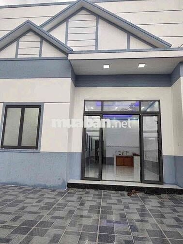 em bán căn nhà mới giá rẻ. đã có sẵn sổ. gần quốc lộ 13