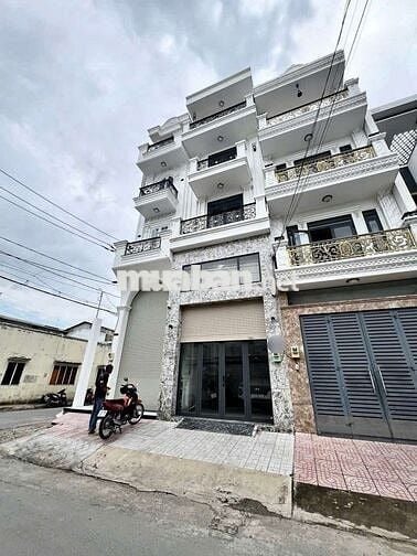 Nhà mới xây xong 4,5 x 15 có 5pn 6wc sân thượng