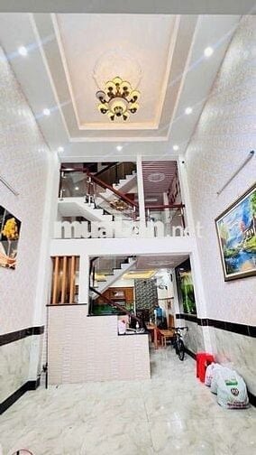 Nhà trệt  3 lầu 4 pn 4wc xe hơi đậu trong nhà