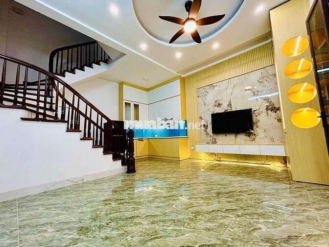 Hồ Đền Lừ 40m 5 tầng mt 5 quanh 7 tỷ.