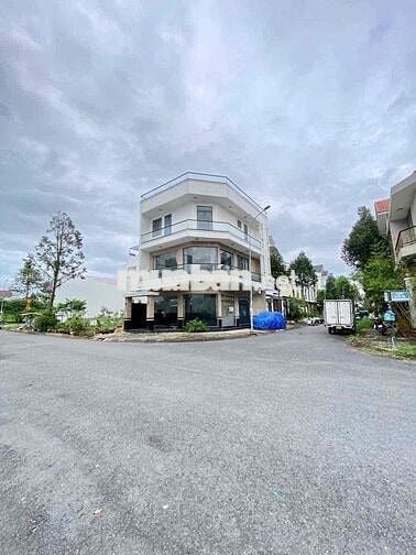 CHO THUÊ NHÀ GÓC 2 LẦU + SÂN THƯỢNG KHU DÂN CƯ NAM LONG