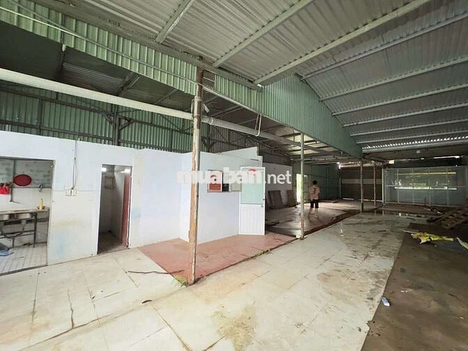 Cho thuê kho mặt tiền Hoàng Văn Thái
- Vị trí cao ráo không ngập lụt