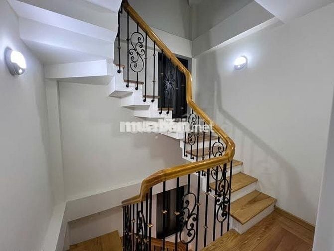 Nhà đẹp Lạc Long Quân, DT30m², 5 tầng, 3P.ngủ, ô chờ thang máy (11 tỷ)