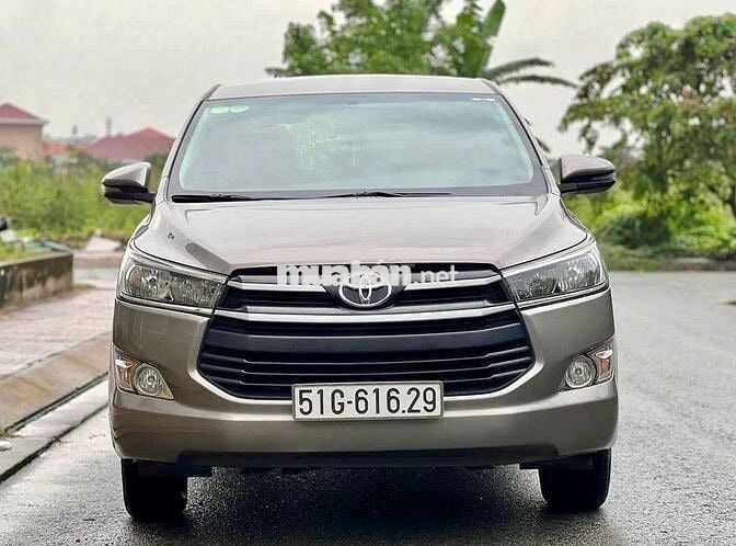 Toyota Innova E số sàn 2018 đồng ánh kim rất đẹp