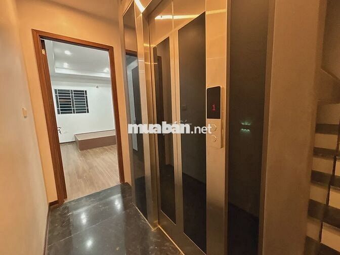 Gara ôtô, thang máy, đường Lạc Long Quân, DT 52m2, 6 tầng, 7P. Ngủ