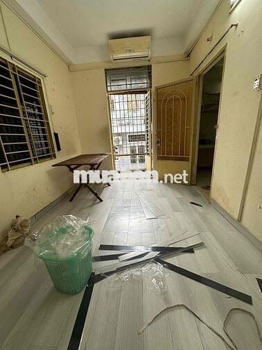 Lầu 2 phòng 48m2 quận 3 cho thuê