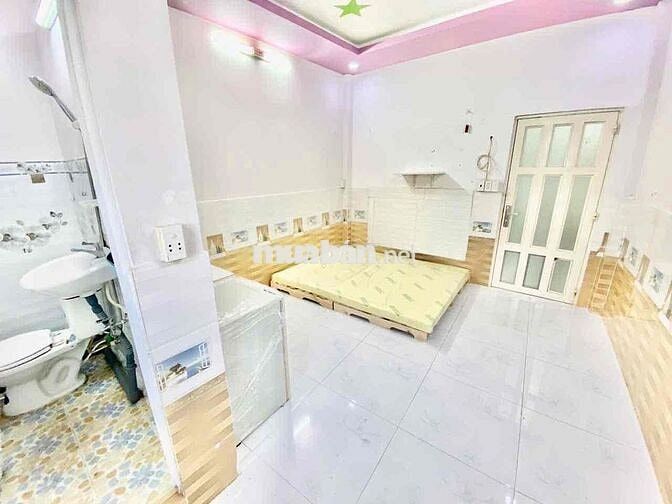 TRỐNG SẴN STUDIO RỘNG RÃI CỬA SỔ TRỜI THOÁNG MÁT PHÙ HỢP Ở 1-3 NGƯỜI