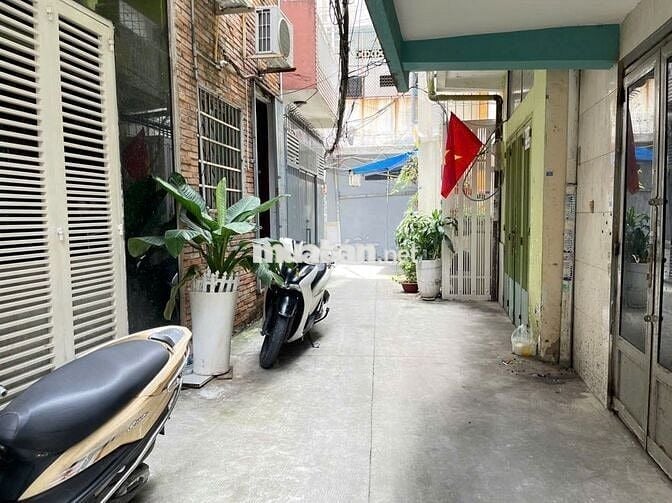 Chỉ 4 tỷ TL, nhà 3 tầng, 27m2, 2 PN, 3WC Nguyễn Thanh Tuyền, P2, TB