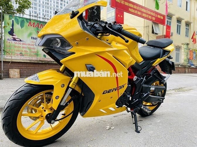 Xe máy GPX Demon màu vàng, dùng xăng