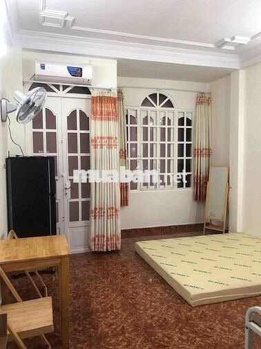 Phòng 30m2 ban công, cửa sổ, nội thất đầy đủ