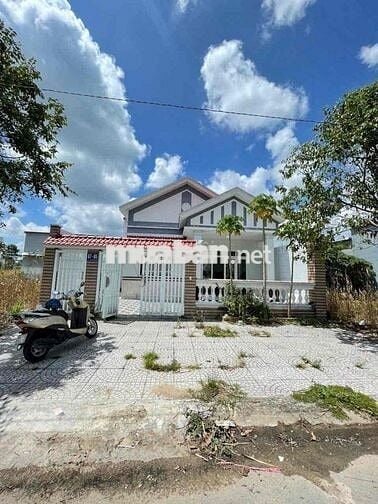 Nhà 10x18m 4 phòng KDC Hồng Loan