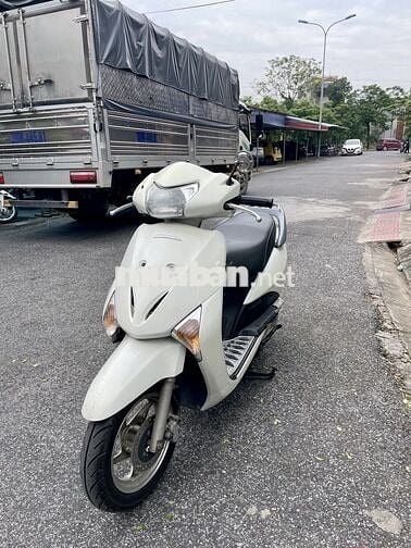 Xe máy Honda Lead màu trắng tiết kiệm nhiên liệu