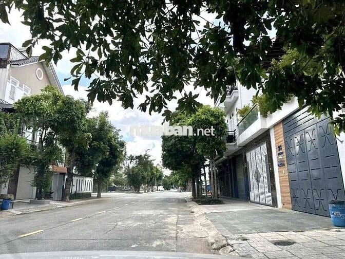 Cho Thuê Nhà 2 Lầu Có: 4pn Nằm Ở Khu Trung TTHC Dĩ An - Dĩ An