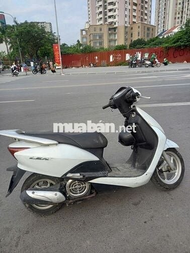 Xe máy Honda Lead màu trắng, số tự động