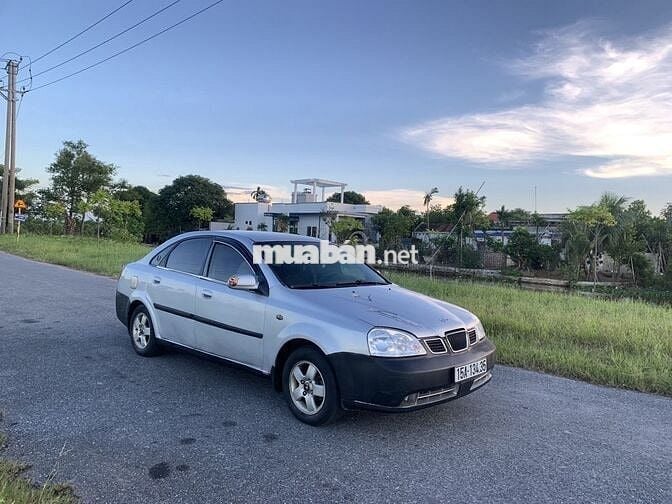 Ô tô Lacetti màu bạc, 5 chỗ, số sàn, xăng