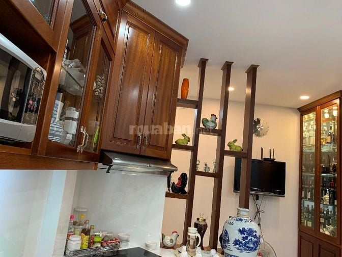 Cần cho thuê nhà nguyên căn mặt tiền gần chợ Phú nhuận 