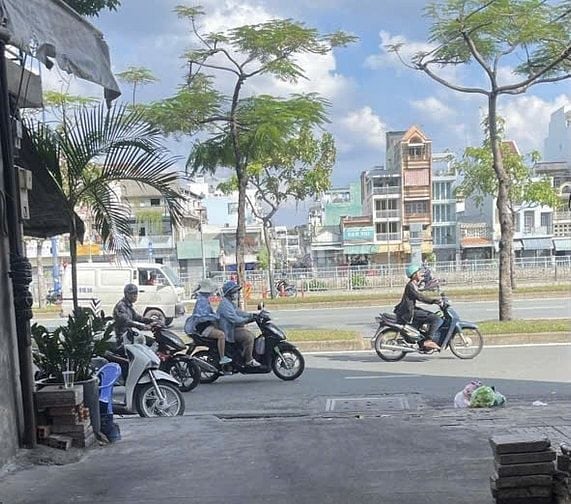 nhà liền kề 4m x 16m  quan 5 gia 5ty200 triệu nhà trống giao ngay 