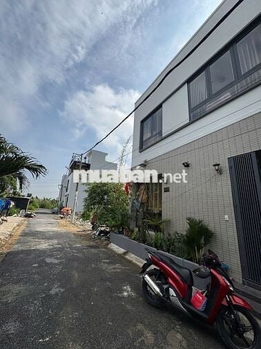 Nhà phố trệt lầu sân thượng. Có 3Pn. Ngay ub xã Phước Kiển (Cũ). SHR