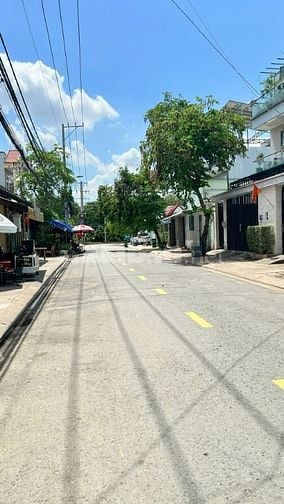 Bán đất 111,9m2 ( 4.5 x 24.86 ) , mặt đường 12m , vỉa hẻ 2m , 