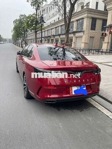 VinFast Lux A2.0 2022 màu đỏ, số tự động