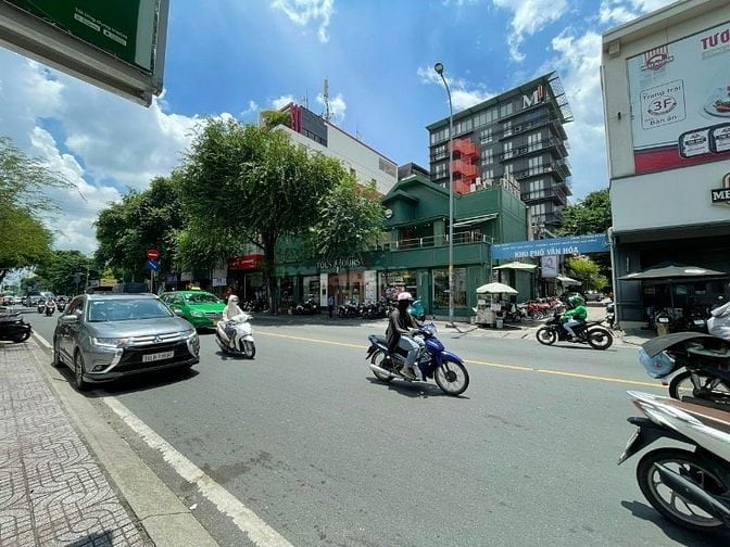 Bán nhà 12x20m - mặt tiền đường 3 Tháng 2, Quận 10