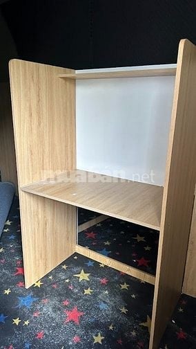 Thanh lý 20 bàn máy tính có vách ngăn trong văn phòng