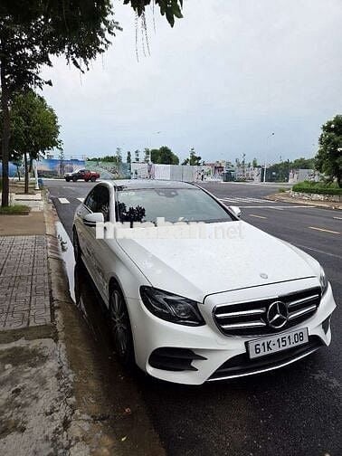 Mercedes-Benz E300AMG màu trắng
