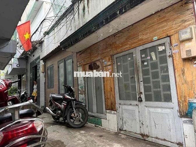 BÁN NHÀ 6,4x6,3  sổ Hồng riêng 2ty980