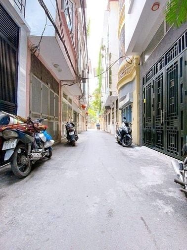 Cho thuê nhà 75m² x 4,5T, Trần Quý Cáp,ô tô đỗ cửa, giá 18tr/th.