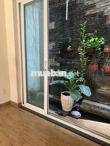 NHÀ NGÃ TƯ GA. TRỆT LẦU TUM 2PN 3WC. SÂN THƯỢNG TRỒNG RAU