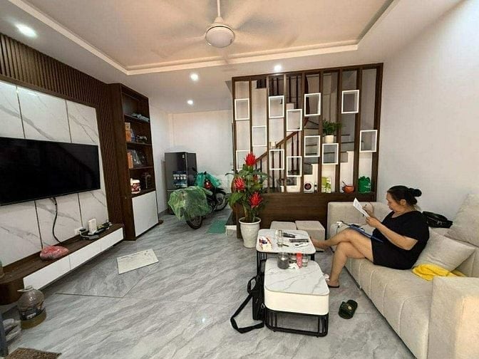 Nhà trong hẻm nhưng rất gần mặt đường cách mặt đường 10m