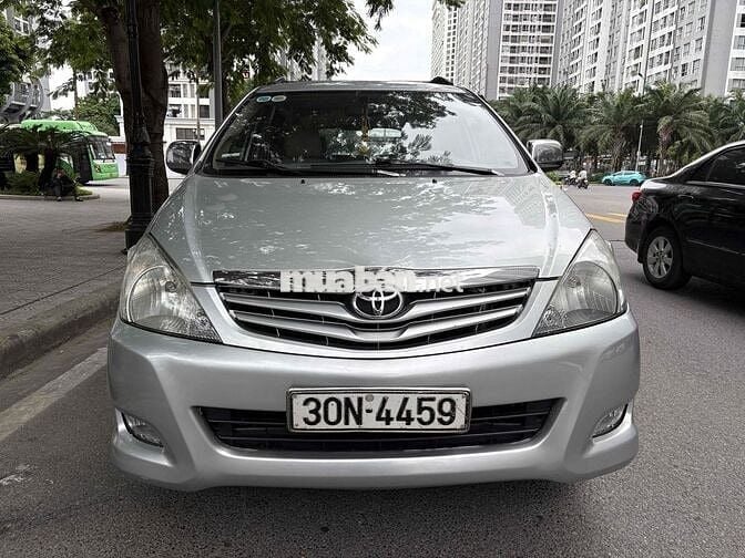 Toyota Innova 2009 G - 100000 km