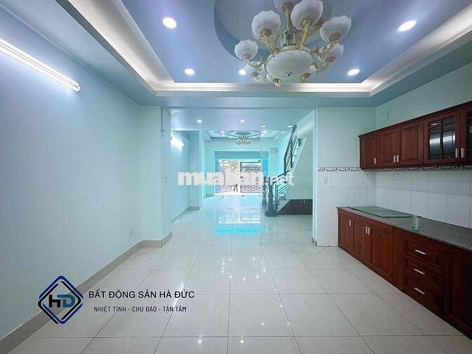 Nhà trệt 3 lầu 5x30 đường nhựa 10m thông cách UBND Quận 100m