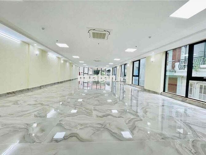 Cho thuê văn phòng tại Láng Hạ 180m2 giá 28t view full kính mới keng