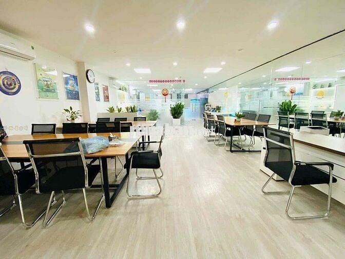 Cho thuê văn phòng tại Hoàng Cầu 120m2 giá 22t sàn cực đẹp giá siêu re